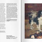 Text links beschreibt die Geschichte japanischer Kunst in Europa. Rechts ein Gemälde eines Hundes mit dem Titel "Tama".