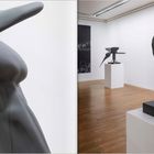 Links Skulptur mit organischem Design. Rechts Ausstellungsraum mit abstrakten Skulpturen auf Holzfußboden.