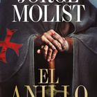 „JORGE MOLIST, EL ANILLO, LA HERENCIA DEL ÚLTIMO TEMPLARIO“. Hände halten ein Schwert, rotes Templerkreuz auf Gewand.