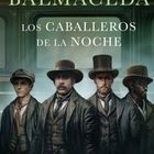 „Daniel Balmaceda. Los Caballeros de la Noche." Vier Männer in historischen Anzügen und Hüten.