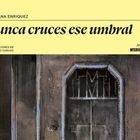 „NUNCA CRUCES ESE UMBRAL“ in Schwarz auf Gelb. Dunkle Tür mit mysteriösen Symbolen darunter.