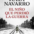 Titel: "EL NIÑO QUE PERDIÓ LA GUERRA" von Julia Navarro. Eine Person geht allein auf schneebedeckten Bahngleisen.