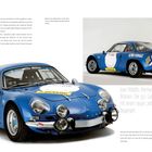 "Durch die Leichtbauweise und den Heckmotor von Renault glänzte der Alpine A110 bei Rennen." Ein blauer Rennwagen mit vielen Sponsorenlogos.