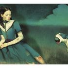Illustration einer Frau in blauem Kleid auf Wiese, ein Hund bellt sie in der Nacht an.
