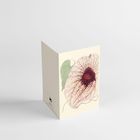 Eine Karte mit einer botanischen Illustration einer Blume und eines Blattes.