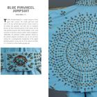 "Blue Pinwheel Jumpsuit, Stage Debut: 1973" steht in Großbuchstaben daneben ein hellblauer Anzug mit goldenen Verzierungen.