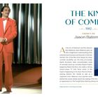 „THE KING OF COMEDY, 1982, CHOSEN BY Jason Bateman.“ Links ein Mann im roten Anzug, rechts ein Porträt von Jason Bateman.