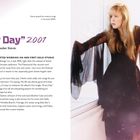 Links steht "Every Day" 2001. Ein frisches Kapitel für Stevie. Rechts steht eine Frau in einem schwarzen Kleid am Fenster.