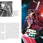Links oben: "Joe O'Herlihy, the band's sound engineer since 1978... Achtung Baby." Rechts ist ein Musiker in Lederkleidung auf der Bühne, singend. Links, ein Mann an einem Mischpult.