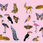 Illustration mit bunten Tier-Stickern: Schmetterlinge, Flamingos, Vögel, Leoparden, Tiger, Gazellen und Pfauen auf rosa Hintergrund.
