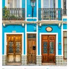 Text: 182, 104. Kalender: 06 Mo, 07 Di, 08 Mi, 09 Do, 10 Fr, 11 Sa, 12 So. September 2027. Zwei Holztüren, blau-weiße Fassade.