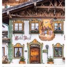 „Hotel Post“ steht auf einer traditionell bemalten Fassade mit Holzdetails. Unten ist ein Kalender für September.