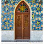 SEP/OKT, 27 Mo, 28 Di, 29 Mi, 30 Do, 01 Fr, 02 Sa, 03 So, Tag der Deutschen Einheit. Bunte Fliesen und Holzportal.