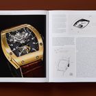 Linke Seite: "RICHARD MILLE"; rechte Seite zeigt technischen Text und Zeichnungen von Uhrenteilen.