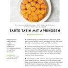 "Tarte Tatin mit Aprikosen, goldgelb karamellisiert. Rezept für 12 Stücke mit Zutatenliste und Zubereitung in 3 Schritten."