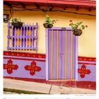 Der Text enthält: „29-13“, „25 Mo“, „26 Di“, „27 Mi“, „28 Do“, „29 Fr“, „30 Sa“, „31 So“, „Oktober 2027“. Bunte Hausfassade.