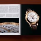 Links oben mehrsprachiger Text über A. Lange & Söhne Uhren. Rechts ein Foto einer luxuriösen Uhr mit Lederarmband.