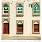 Kalenderblatt; "01 Mo Allerheiligen", "02 Di", "03 Mi", "04 Do", "05 Fr", "06 Sa", "07 So"; Gebäude mit grünen Fenstern.