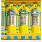 Kalenderseite November 2027, 45. Woche, Altstadt Phuket. 
Fassade in Gelb und Blau mit drei verzierten Fenstern.