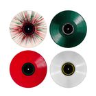 Vier Schallplatten: schwarz, grün, rot, weiß mit Spritzern; zentraler Text auf Labels, spezifische Track-Titel.