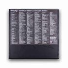 Text: "WE'RE GONNA NEED A BIGGER SINK!" Mehrzeilige Liste mit Namen und Titeln. Schwarzer Hintergrund mit eingraviertem Stern.