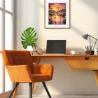 Ein Schreibtisch mit Laptop und Deko. An der Wand hängt eine farbenfrohe Flamingo-Illustration bei Sonnenuntergang.