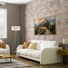 Ein Wohnzimmer mit weißen Sofas, Kissen in Erdtönen, einem Holztisch, Retro-Lampen und einem Bild der Chinesischen Mauer.