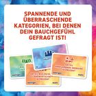 Spannende, überraschende Kategorien. Karten zeigen Umwelt-Themen mit Optionen "weniger" und "mehr". Bunte, dynamische Farben.