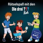 "Rätselspaß mit den Die drei ??? Kids" in großen Buchstaben. Drei fröhliche Kinder, eines mit Lupe, eines schreibt in ein Notizbuch.