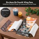 "Ein Muss für Fourth Wing Fans" steht oben. Enthält Puzzle, Lesezeichen, Poster. Links zwei Kerzen, rechts Efeupflanze.