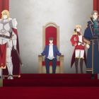 Vier Personen stehen vor rotem Vorhang; einer sitzt auf einem Thron. Ritter und Adelige in prächtigen Gewändern.