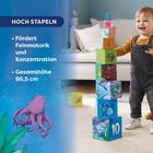 "Hoch stapeln" mit Vorteilen: Feinmotorik, Konzentration, Gesamthöhe 86,5 cm. Kind stapelt bunte Würfel.