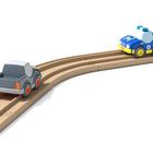 Illustration von zwei Spielzeugautos auf Schienen, ein blaues Polizeiauto und ein grauer Pickup.