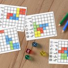 Vier Blätter mit bunten Gittern, je Würfelsymbole. Buntstifte in Rot, Gelb, Blau, Grün, farbige Würfel.