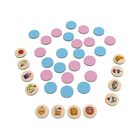 Bunte runde Spielsteine mit Zeichnungen von Eiscreme, Getränken, Gebäck und Lollipop, gemischt mit blauen und rosa Spiralen.