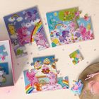 Texte: „HABA“ auf drei Puzzelteilen. Bunte Illustrationen von Einhörnern, Regenbögen und Cupcakes auf Puzzleteilen.