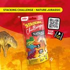 "STACKING CHALLENGE - NATURE JURASSIC". Illustration mit Dinosauriern, QR-Code mit "SCAN ME!", Warnhinweis für Kleinteile.