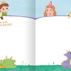 Text: "DAS HABEN WIR ZUSAMMEN ERLEBT:"

Illustration: Kinder in Kostümen und Tiere um ein großes, offenes Buch verteilt.