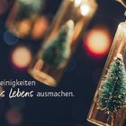 51. Woche, Notizen, Dezemberkalender, Zitat von Charles Dickens über Kleinigkeiten. Hintergrund: Lichter und Flaschen mit Tannenbäumen.