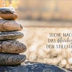 34. Woche, Notizen, Kalender August; Zitat: Suche nach Ruhe durch Gleichgewicht. Steine in Balance auf Felsen.