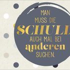 „Man muss die Schuld auch mal bei anderen suchen.“ Graue und goldene Punkte vor hellem Hintergrund. Links Notizkalender.