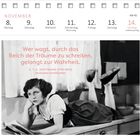 Kalenderzitat von E.T.A. Hoffmann über Träume. Eine Frau liegt entspannt auf einem Tisch, liest ein Buch.