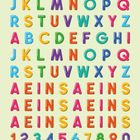 Bunte Buchstaben A-Z, Wort "AEINS" wiederholt, Zahlen 1-0 in zwei Reihen. Verspielte Farben auf hellem Hintergrund.