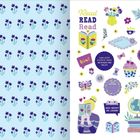 Links Muster lila Blumen, rechts: "Read, READ, Read", "Wow!", "Lieblingsbuch", bunte Objekte und Blumen.