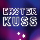 Text: "ERSTER KUSS" in weißer Schrift auf blau-violettem Hintergrund mit kleinen Sternen darunter.