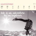 Kalender, 30. August bis 5. September. "Life is an adventure. Be an explorer." Frau klettert kopfüber in schneebedeckten Bergen.