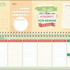 Text: „Es gibt 365 Arten von Müdigkeit. Ich kenne sie alle.“ Kalenderlayout mit Monaten, Tagen und Platz für Notizen.