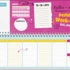 Kalender mit August-Daten. Texte: "TO-DO-LISTE", "Kaffee = stark, Motivation = schwach. Perfekte Work-Life-Balance."