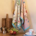 Text: „Zeit für mich“. Eine Tasse, bunte Tücher, ein Holzbrett und eine Metallschale mit Obst auf einem Tisch.