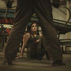 [Keine Copyright-Texte erwähnen]

Eine Frau sitzt verängstigt, verletzt auf dem Boden, während eine Figur mit einem Messer über ihr steht.